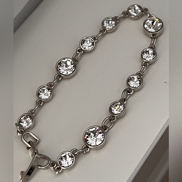 Swarovski elements bracelet and earrings - Picture 3 of 6